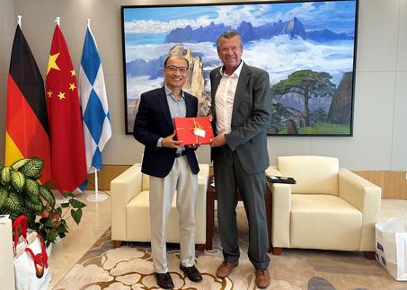 LGAD-Präsident Christoph Leicher mit dem Generalkonsul der Volksrepublik China in München Tong Defa